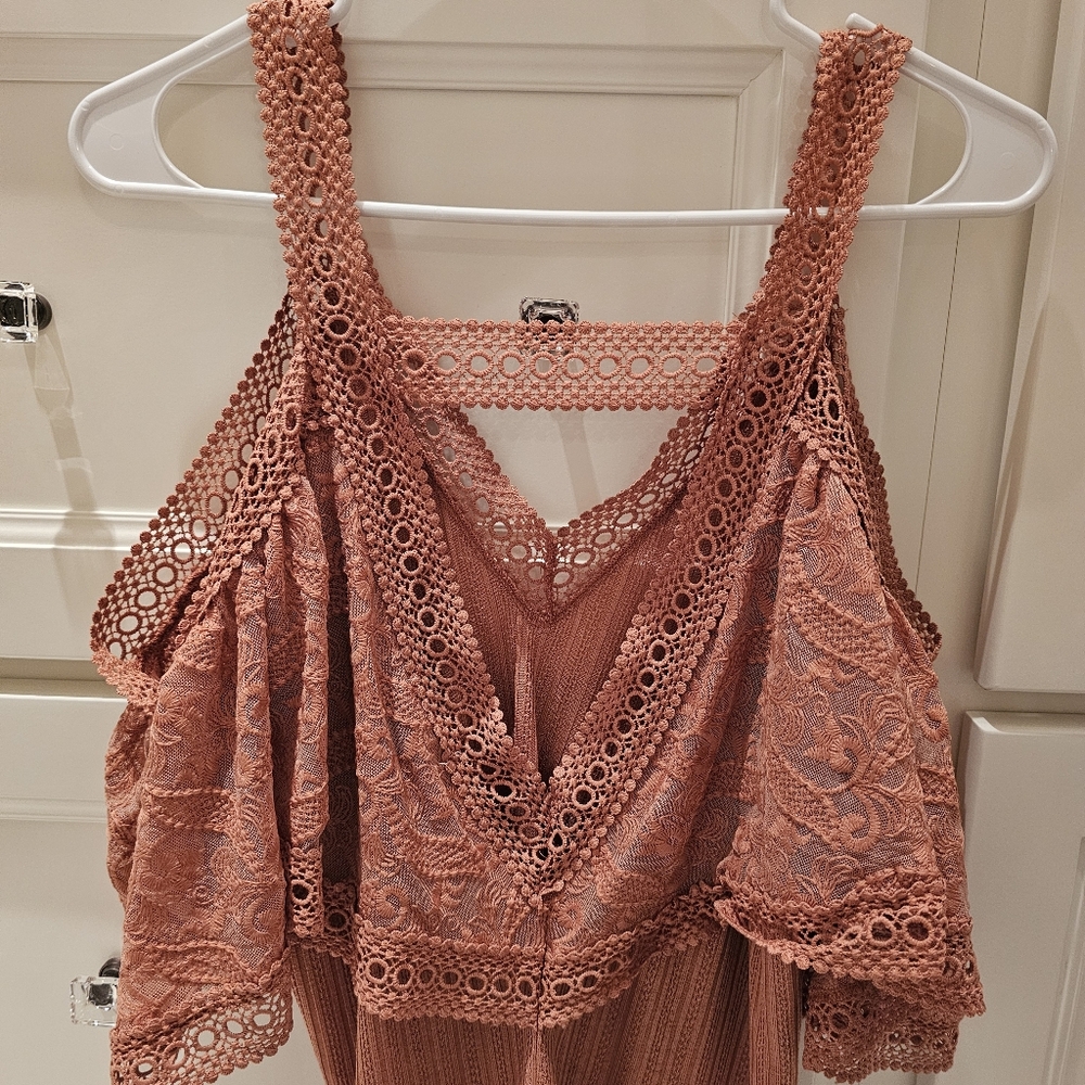 BKE gimmicks Rusty Rose Crochet Cold-Shoulder Blouse Medium New Top NWT - Picture 6 of 14
